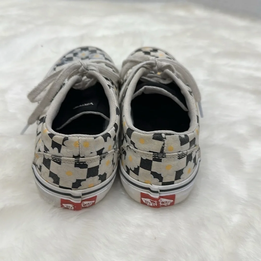 Vans black/white checkered w/daisies missy 4.5